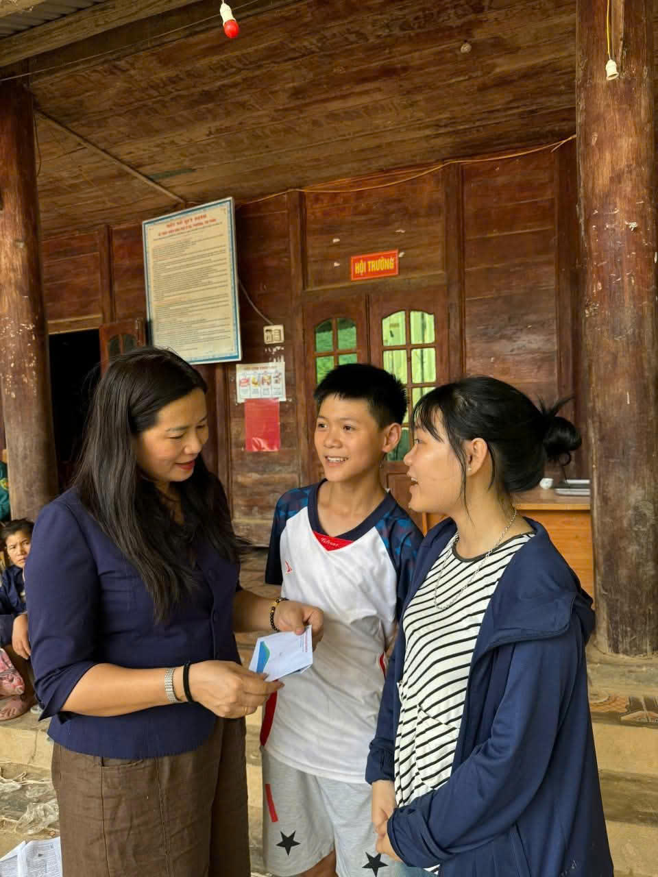 Nhà giáo Ưu tú Nguyễn Thị kiều Hoa trao quà cho các em học sinh vùng lũ Kỳ Sơn trong cơn bão số 3.