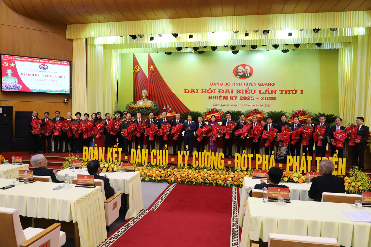 Đại hội chia tay các đại biểu nhiệm kỳ 2020-2025 thôi tham gia BCH nhiệm kỳ 2025-2030. (Ảnh: Lê Hanh)