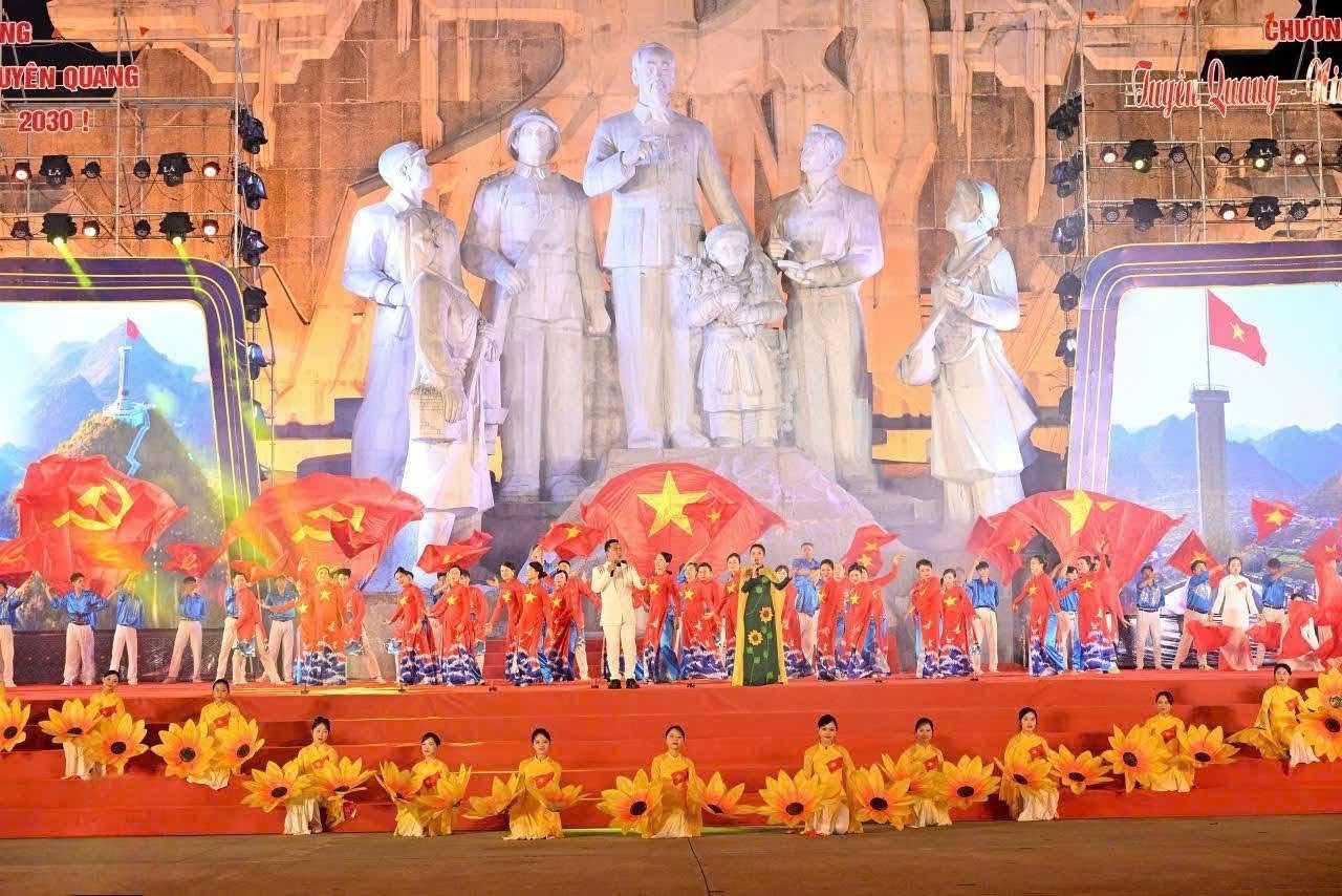 Tiết mục văn nghệ tại chương trình. (Ảnh: Lê Hanh)