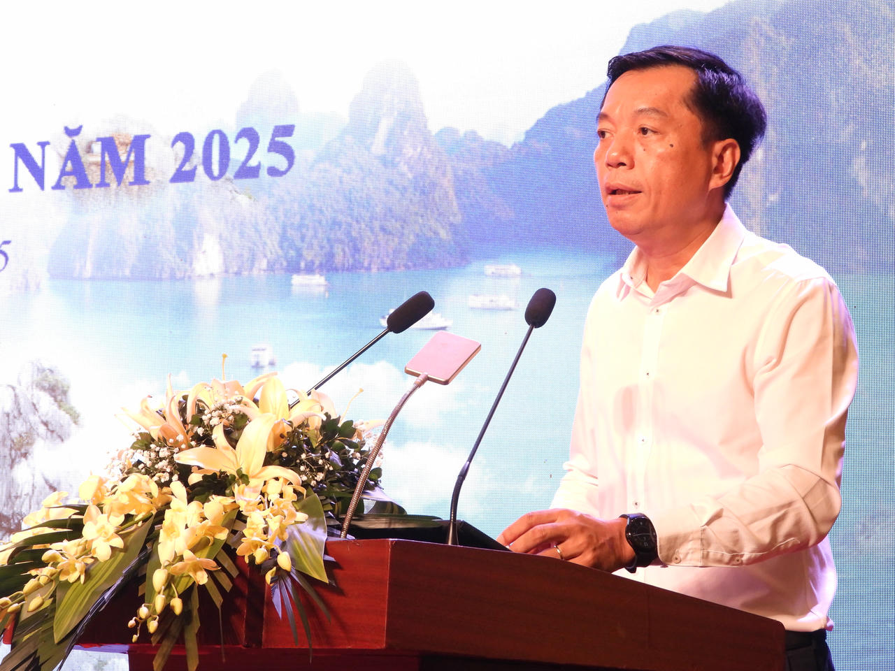 Ông Nguyễn Lâm Nguyên, Phó Giám đốc Sở Văn hóa, Thể thao và Du lịch Quảng Ninh phát  biểu  tại  hội  nghị