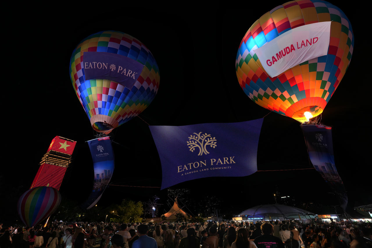   Người dân chiêm ngưỡng khoảnh khắc ngoạn mục hiếm thấy giữa bầu trời thành phố, được tạo ra từ 2 khinh khí cầu lớn nhất Việt Nam    