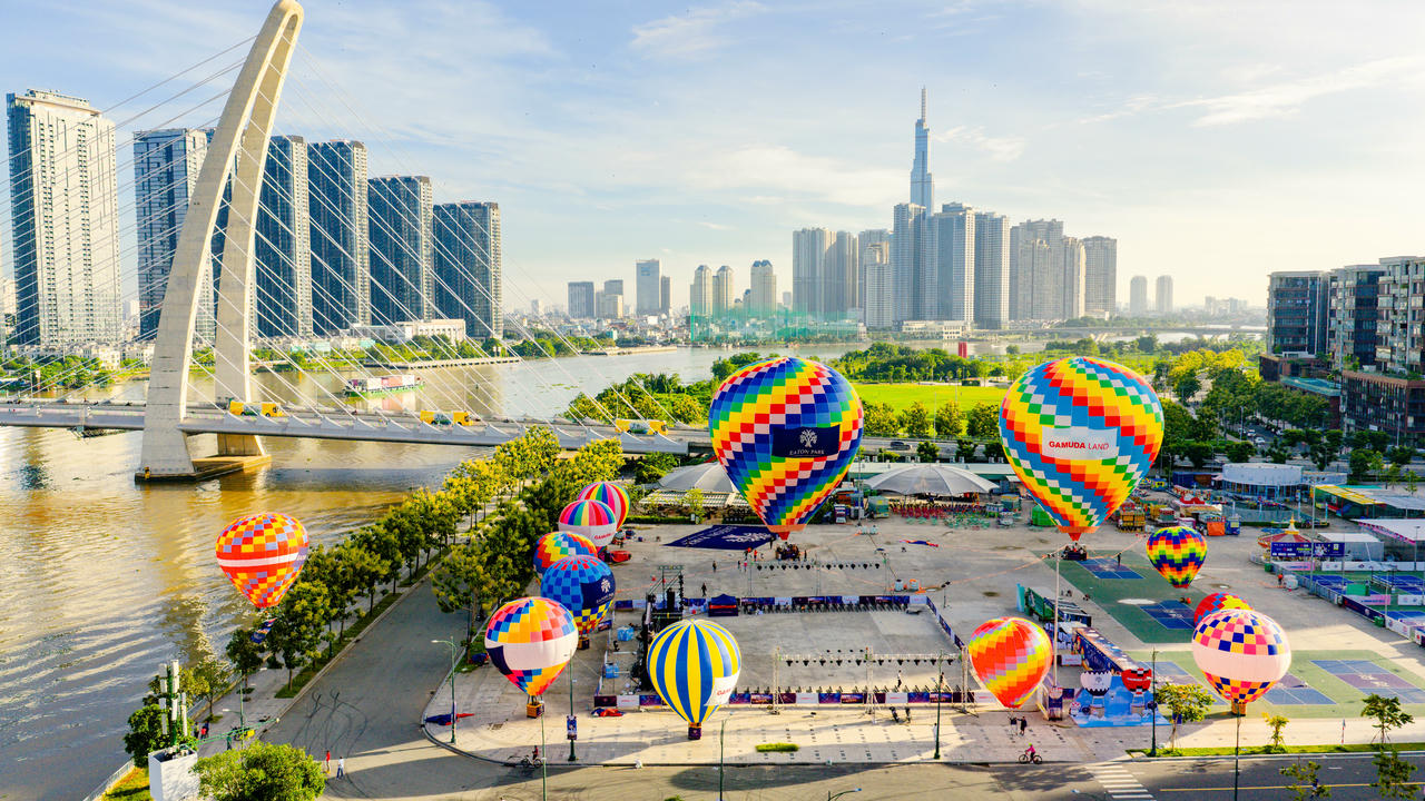   Eaton Park Skyward mang đến một sân chơi ngoài trời rực rỡ sắc màu và đầy hứng khởi cho người dân TP HCM vào cuối tuần qua.    