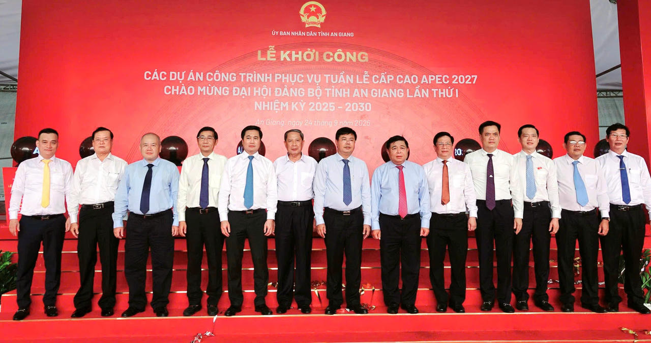 Đại biểu chụp ảnh lưu niệm tại lễ khởi công.