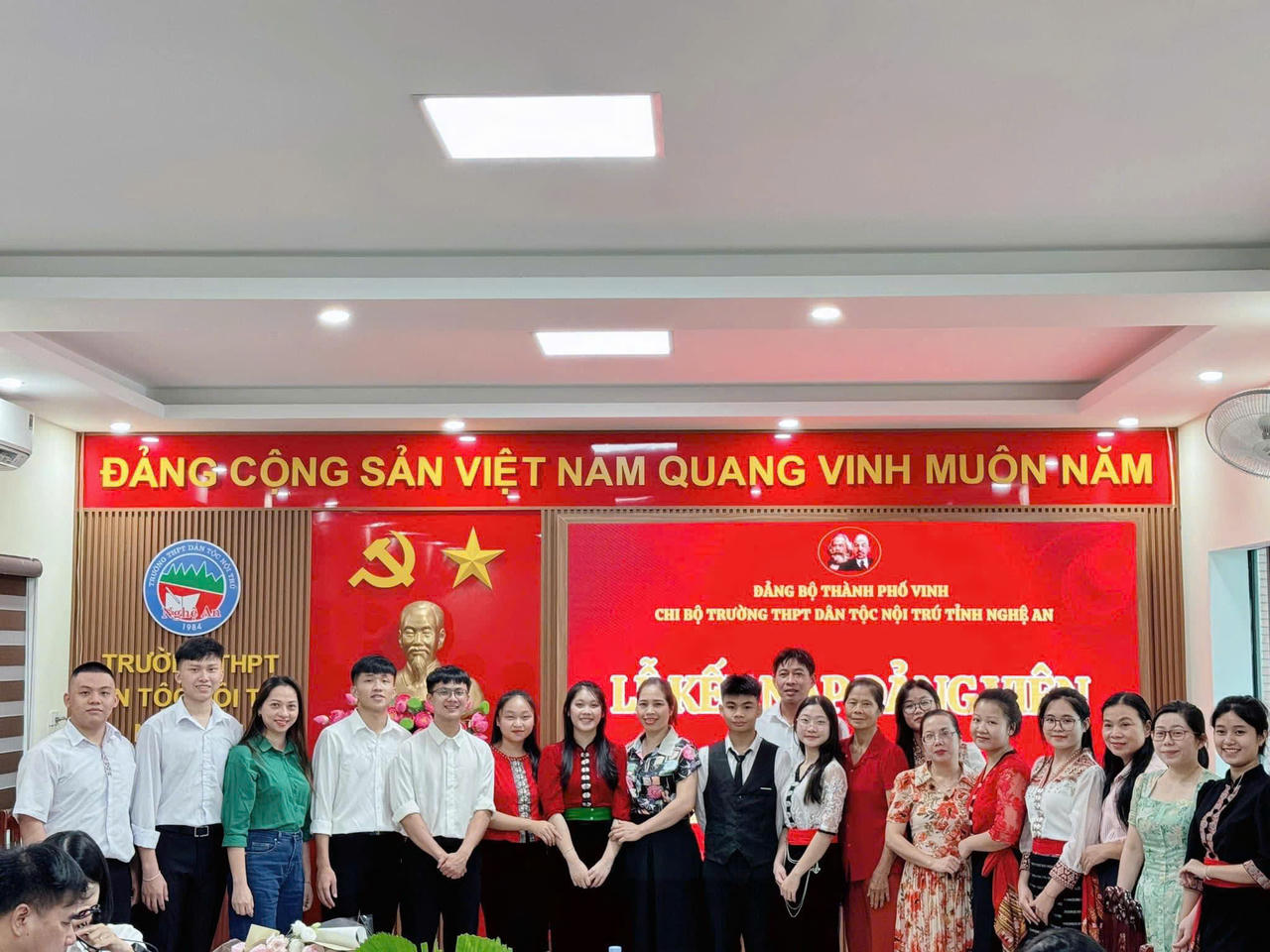 Các "hạt giống đỏ" của Trường PTTH Dân tộc Nội trú tỉnh Nghệ An tại lễ kết nạp Đảng viên năm 2025.
