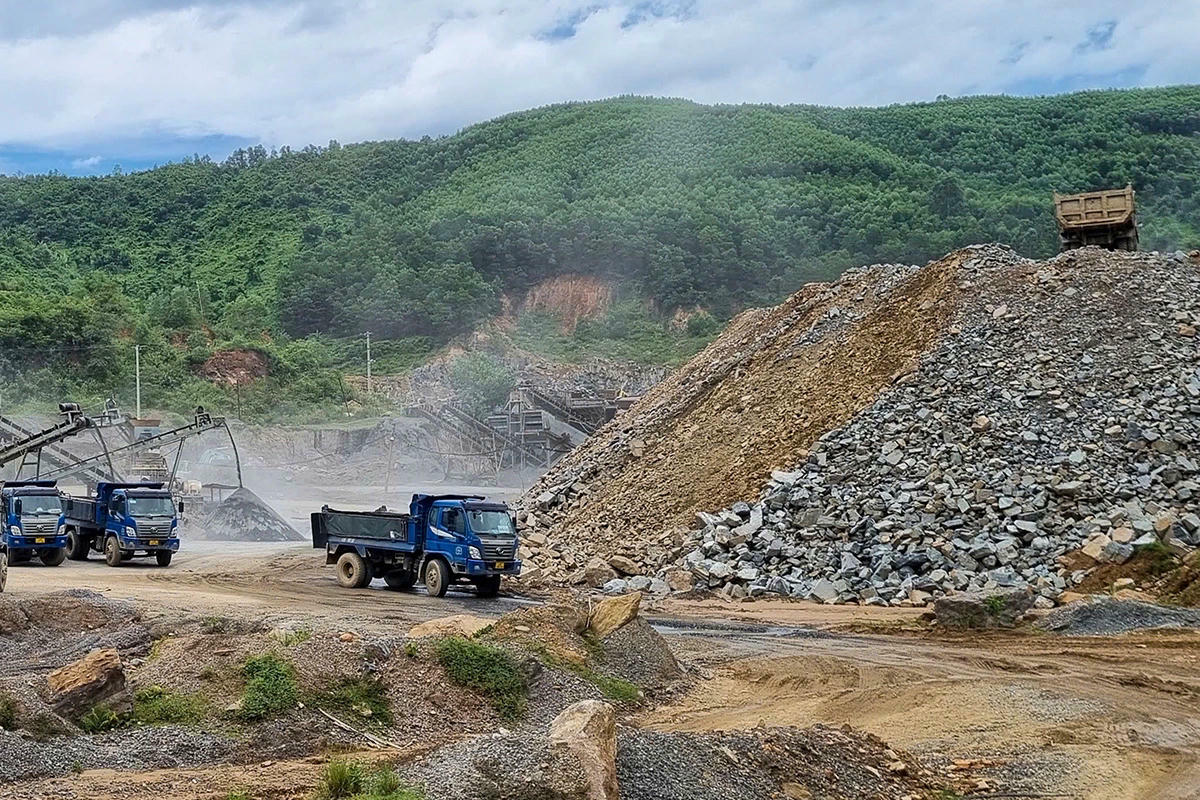 Mỏ Suối Mơ II, một trong bốn mỏ đá bị thanh tra và xác định chưa tính hoặc chưa nộp bổ sung tiền cấp quyền khai thác sản lượng tăng thêm. (Ảnh: Ngọc Trường)