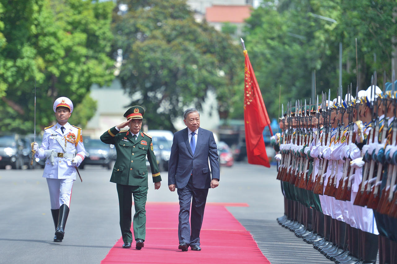 Đại tướng Phan Văn Giang, Bộ trưởng Quốc phòng đón Tổng Bí thư Tô Lâm tham dự Đại hội. Ảnh: PV