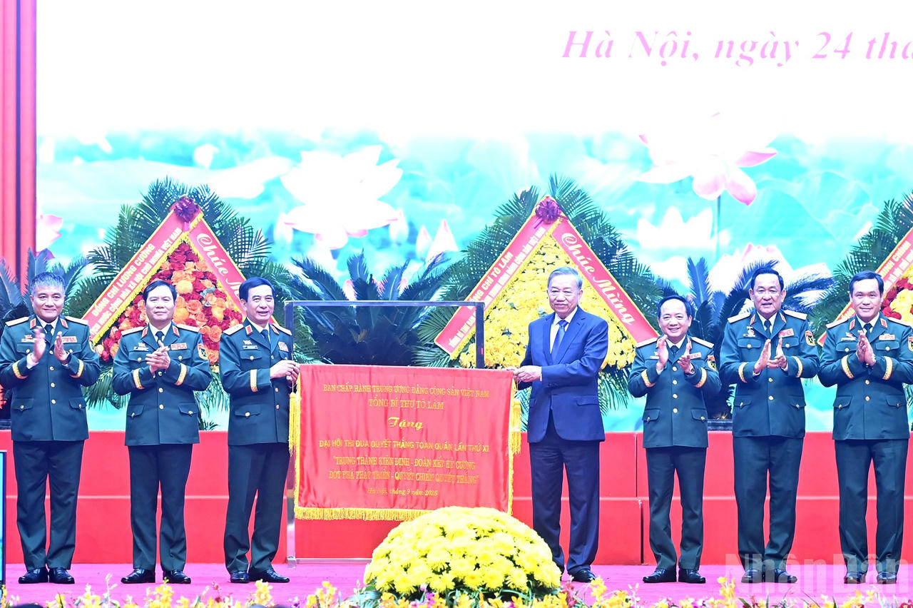 Tổng Bí thư Tô Lâm trao bức trướng tặng Đại hội Thi đua Quyết thắng toàn quân lần thứ XI. Ảnh: Báo Nhân dân.