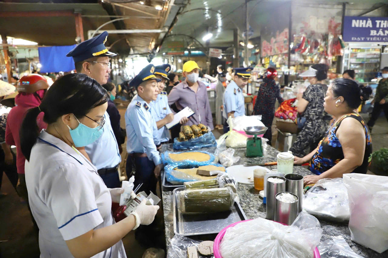 Lực lượng chức năng ở Hà Tĩnh phối hợp kiểm tra buôn bán thực phẩm ăn nhanh tại chợ đảm bảo an toàn thực phẩm.