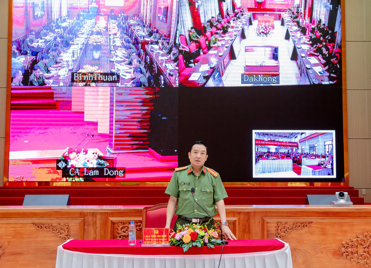 Đại tá Trần Văn Mười – Phó Giám đốc Công an tỉnh phát biểu tại hội nghị.