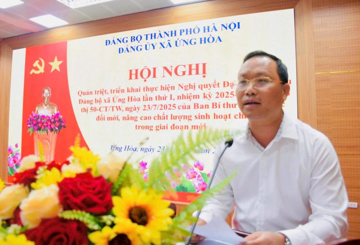   Bí thư Đảng ủy, Chủ tịch HĐND xã Ứng Hòa Nguyễn Tiến Thiết phát biểu tại hội nghị.  