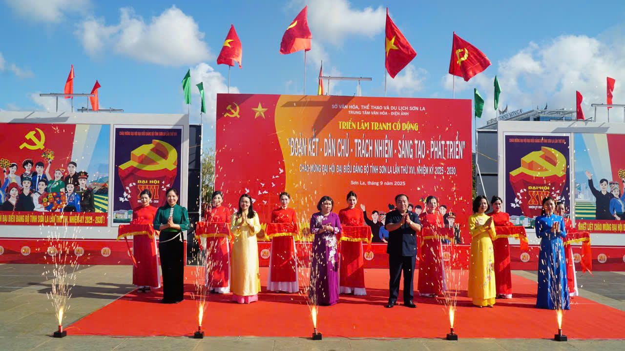 Các đại biểu cắt băng khai mạc Triển lãm chào mừng Đại hội Đảng bộ tỉnh Sơn La lần thứ XVI.