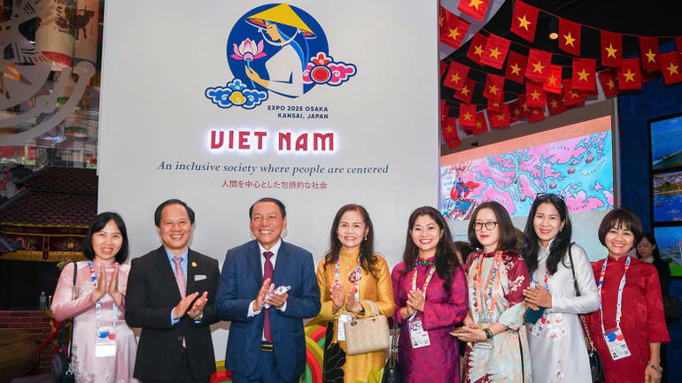 Bộ trưởng Bộ VH,TT&DL Nguyễn Văn Hùng, Cục trưởng Cục Hợp tác quốc tế, Tổng Đại diện Việt Nam tại EXPO 2025 Nguyễn Phương Hòa, cùng các cán bộ quản lý Nhà Triển lãm Việt Nam. (Ảnh: Cục HTQT)