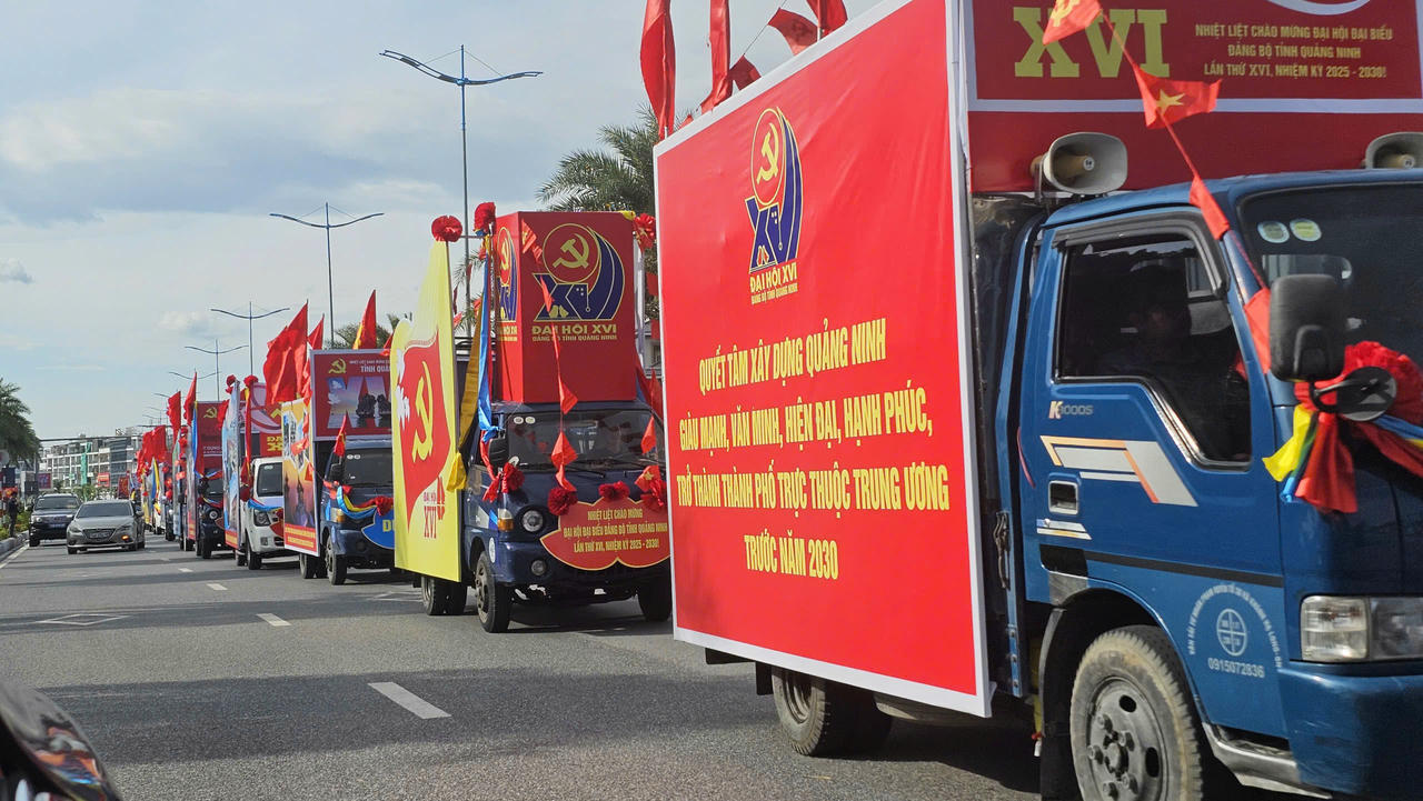 Đoàn xe diễu hành lưu động gồm 16 xe