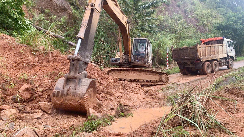 Nỗ lực khắc phục sạt lở sau mưa lớn trên tỉnh lộ 674 ở Quảng Ngãi