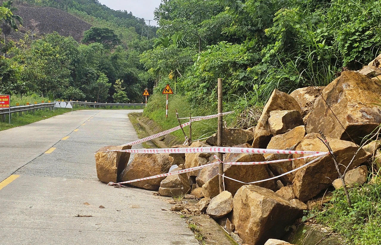 Hiểm họa sạt lở rình rập các tuyến đường miền núi Quảng Ngãi