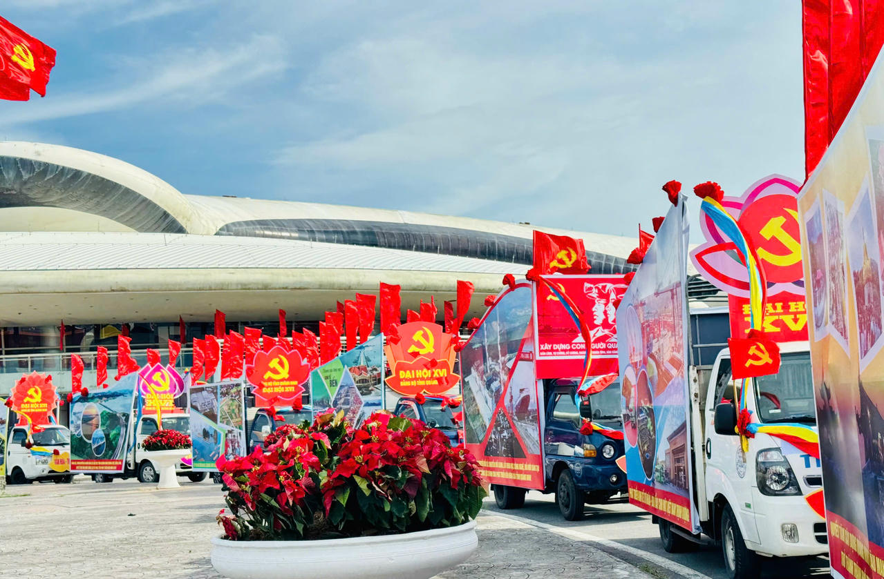 Đoàn xe được thực hiện trang trí bằng những hình ảnh, khẩu hiệu tuyên truyền về Đại hội