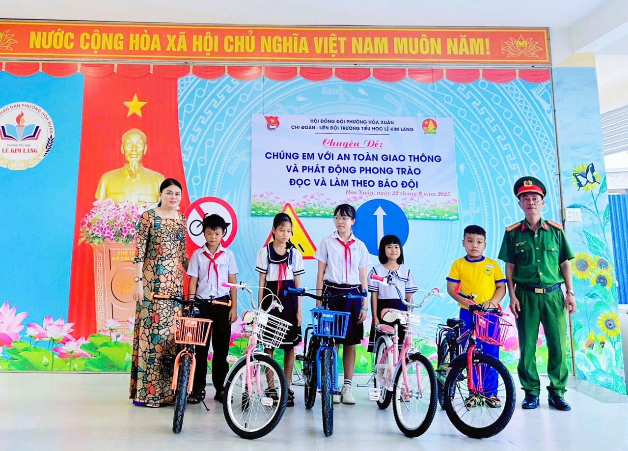 Công an phường Hoà Xuân tặng 5 xe đạp cho 5 em học sinh có hoàn cảnh khó khăn tại Trường Tiểu học Lê Kim Lăng.