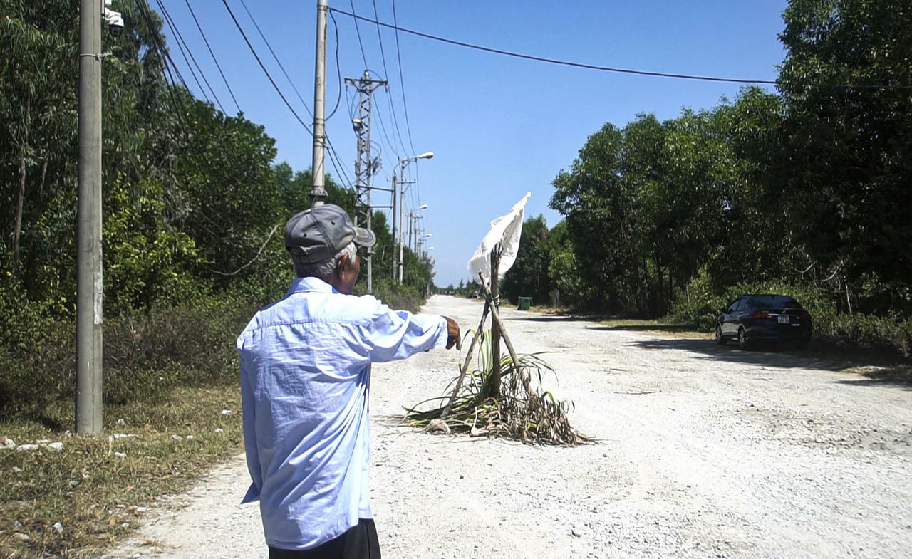 Các tuyến đường trong 

Khu kinh tế Dung Quất đã xuống cấp nghiêm trọng. (Ảnh: Anh Phong).