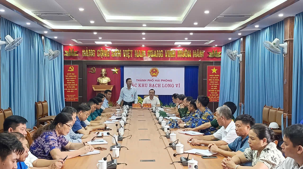 Sáng 24/9, Bí thư Đặc khu Bùi Trung Tiến cùng Chủ tịch UBND Đặc khu Đào Minh Đông chủ trì hội nghị triển khai phòng chống cơn bão số 9.