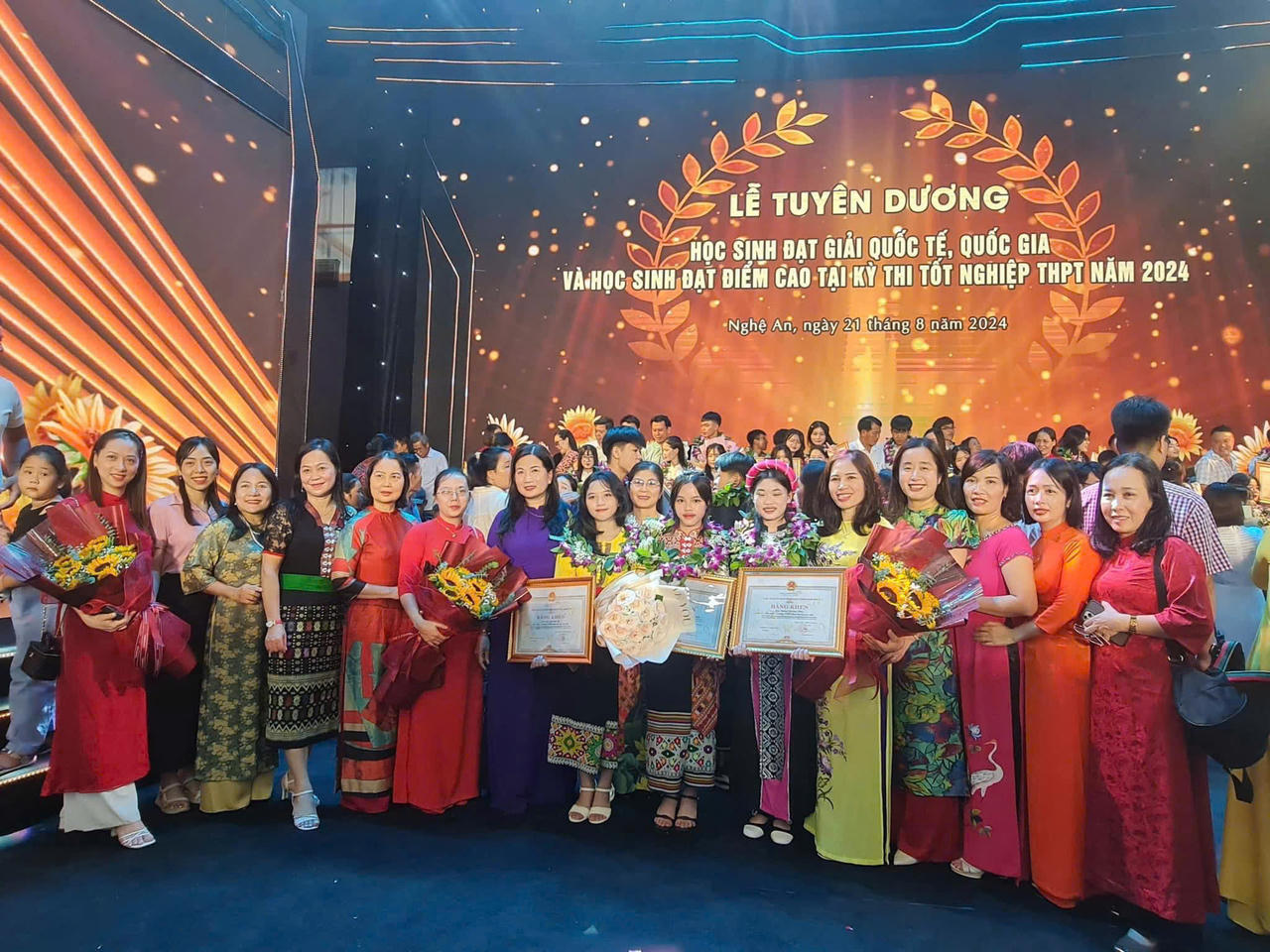 Học sinh Trường PTTH Dân tộc Nội trú tỉnh Nghệ An tại lễ tuyên dương học sinh đạt giải quốc tế, quốc gia.