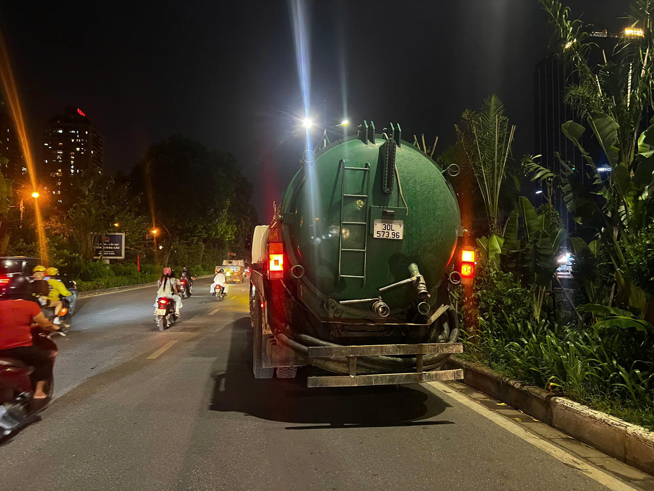 Chiếc xe bồn dùng để chở chất thải đổ xuống sông Tô Lịch vào ban đêm (Ảnh: Công an Hà Nội)