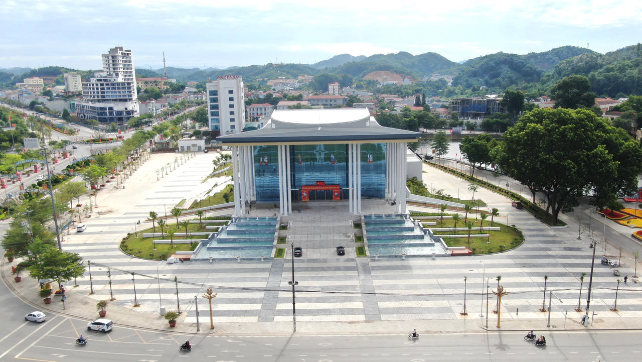   Lấy cảm hứng từ hình ảnh ruộng bậc thang huyền thoại tại Mù Cang Chải, công trình Trung tâm Hội nghị tỉnh Lào Cai được kỳ vọng trở thành công trình biểu tượng mới, kết hợp tinh tế giữa phong cách kiến trúc đương đại và bản sắc văn hóa vùng Tây Bắc. Ảnh: Đức Mạnh.  