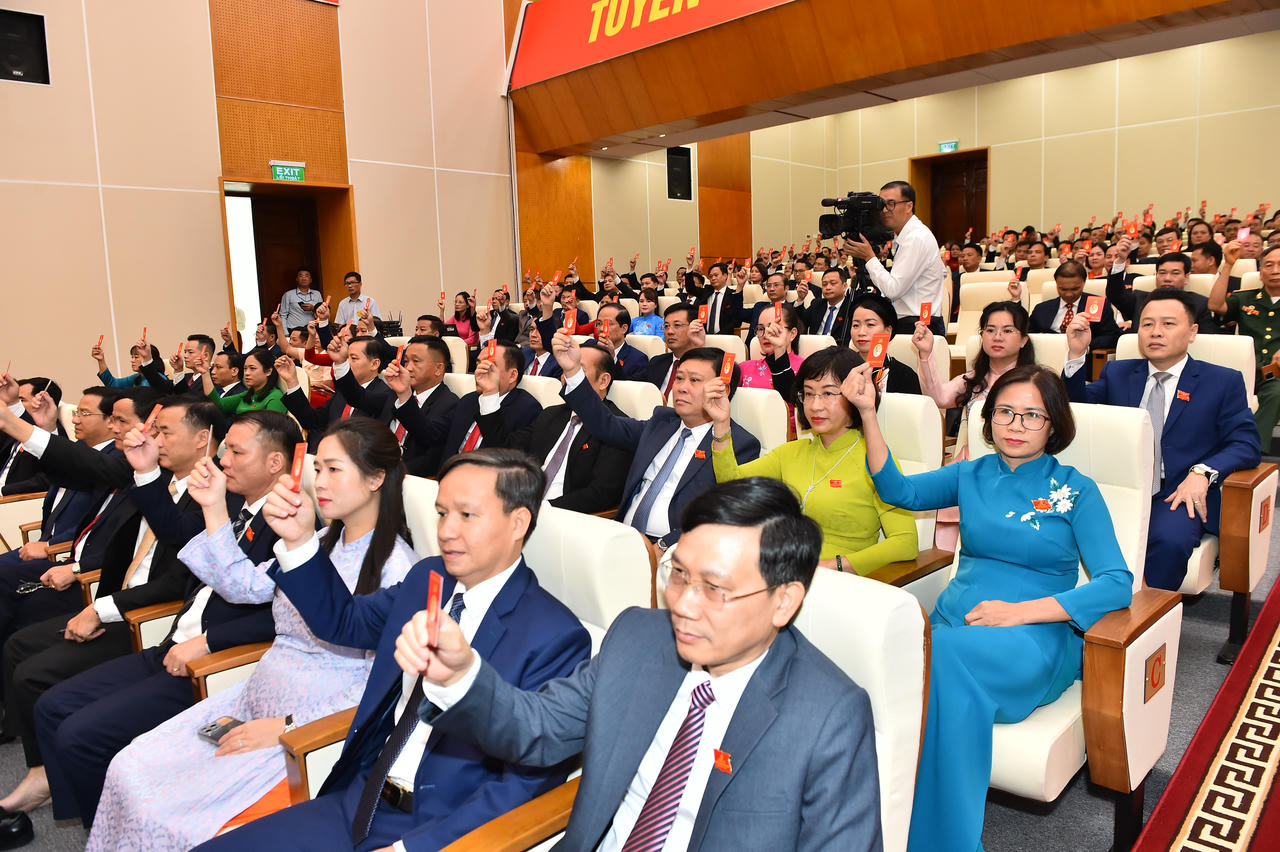 Các đại biểu biểu quyết thông qua Nghị quyết. (Ảnh: Lê Hanh)