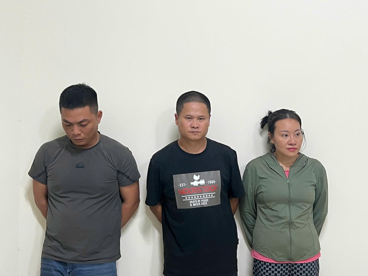 Bắt giữ 3 đối tượng xả trộm chất thải xuống sông Tô Lịch