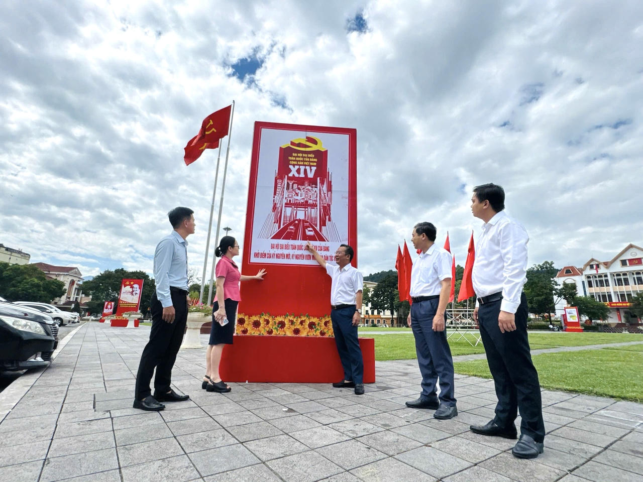 Ghi nhận của phóng viên Báo PLVN vào ngày 24/9, tại phường Lào Cai, tỉnh Lào Cai, công tác lãnh đạo, chỉ đạo triển khai nhiệm vụ tuyên truyền, trang trí, khánh tiết phục vụ Đại hội đại biểu Đảng bộ tỉnh được triển khai quyết liệt, đồng bộ, đảm bảo đúng tiến độ.