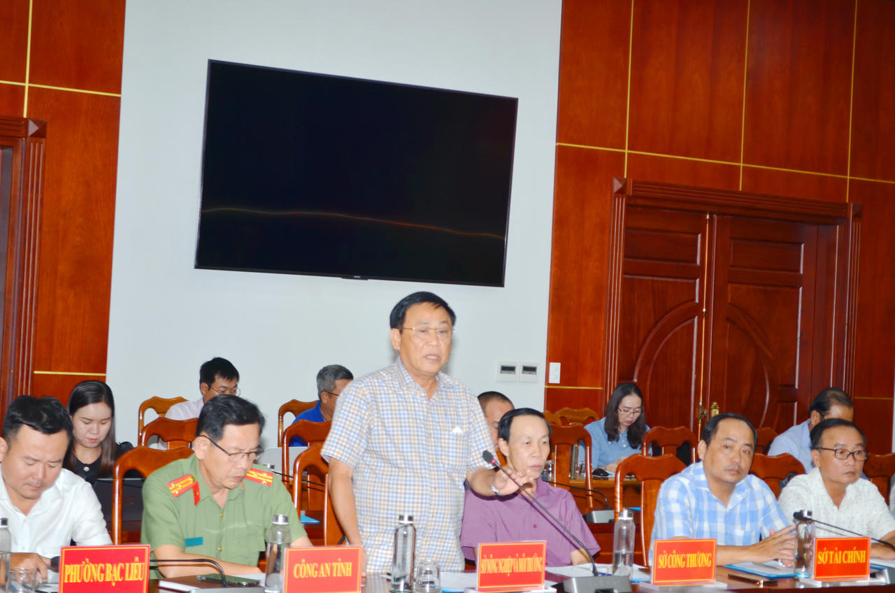 Ông Nguyễn Văn Quân – Phó Giám đốc Sở Nông nghiệp và Môi trường Cà Mau trả lời câu hỏi báo chí đặt ra tại buổi họp báo.