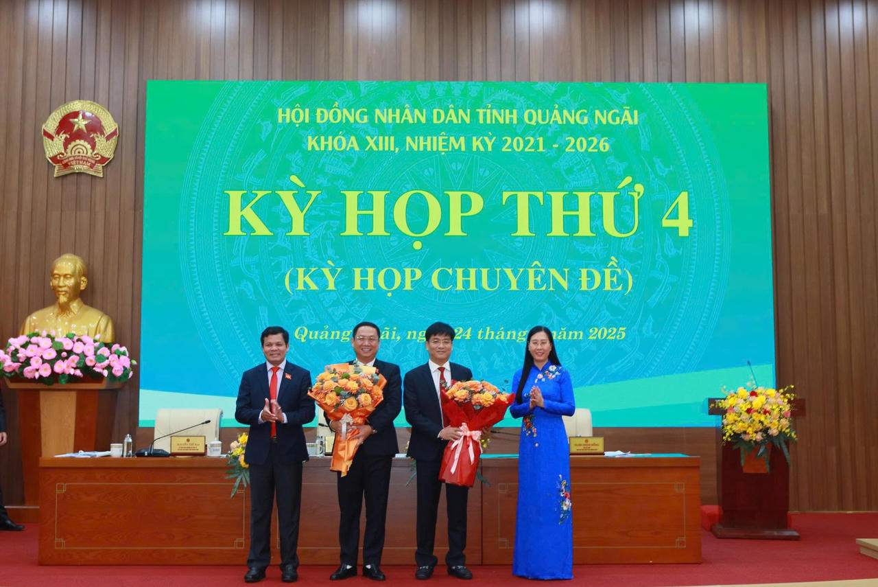 Ông Nguyễn Công Hoàng (thứ hai từ trái sang) và ông Đỗ Tâm Hiển (thứ hai từ phải sang) được bầu làm Phó Chủ tịch UBND tỉnh Quảng Ngãi.