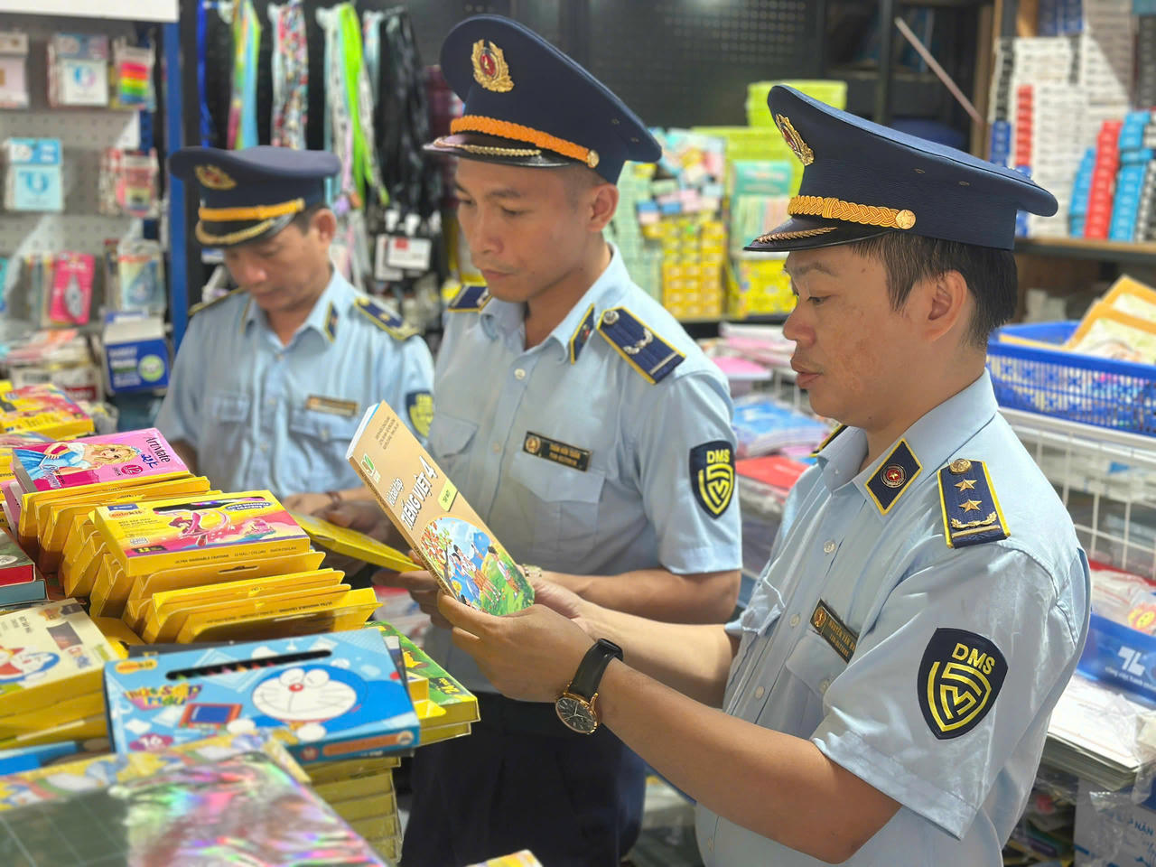 Lực lượng QLTT kiểm tra mặt hàng sách và thiết bị trường học đầu năm học mới.