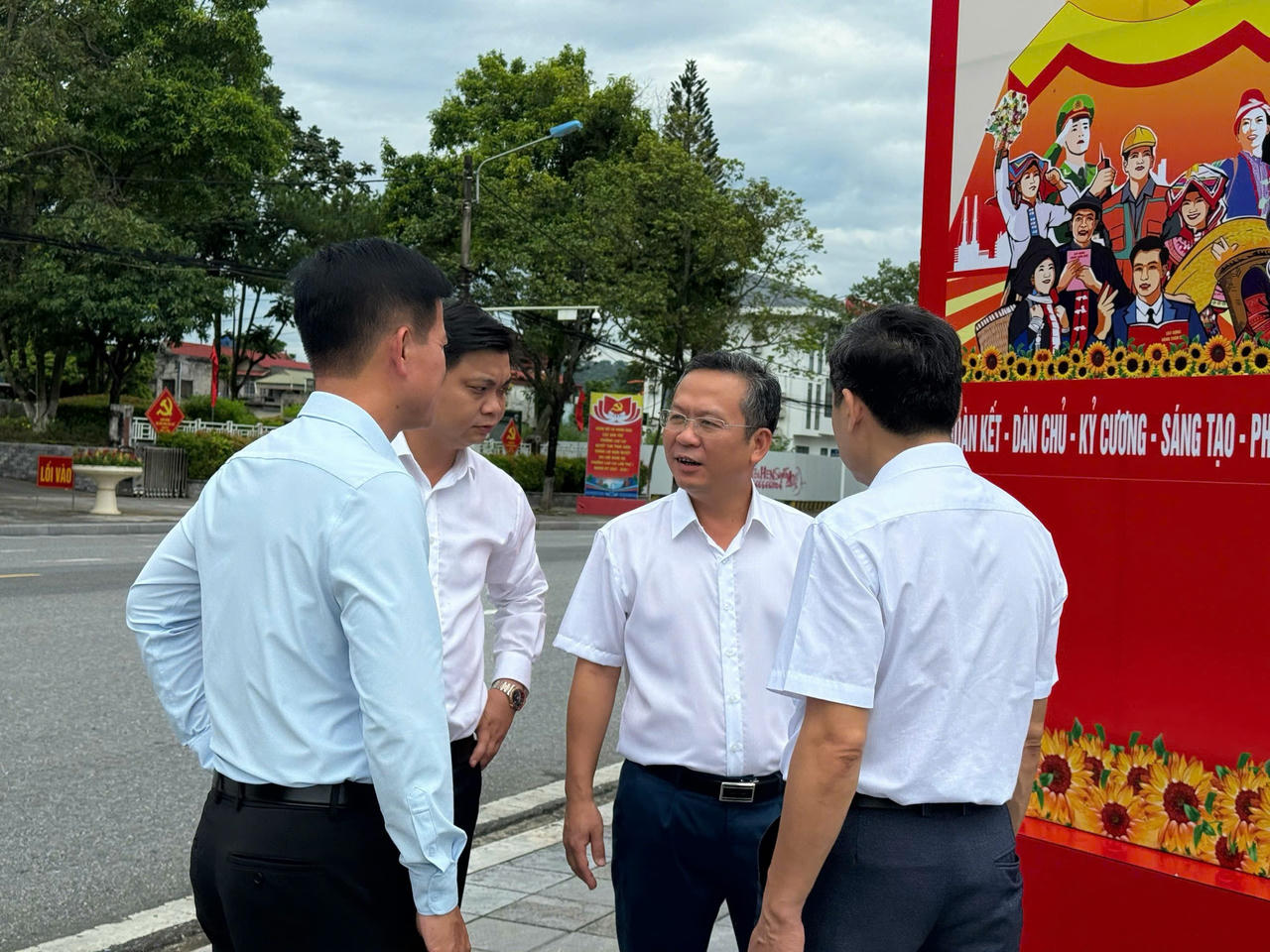 Các tuyến đường, khu trung tâm hành chính được trang trí cờ hoa, biểu ngữ, pano, áp phích,...