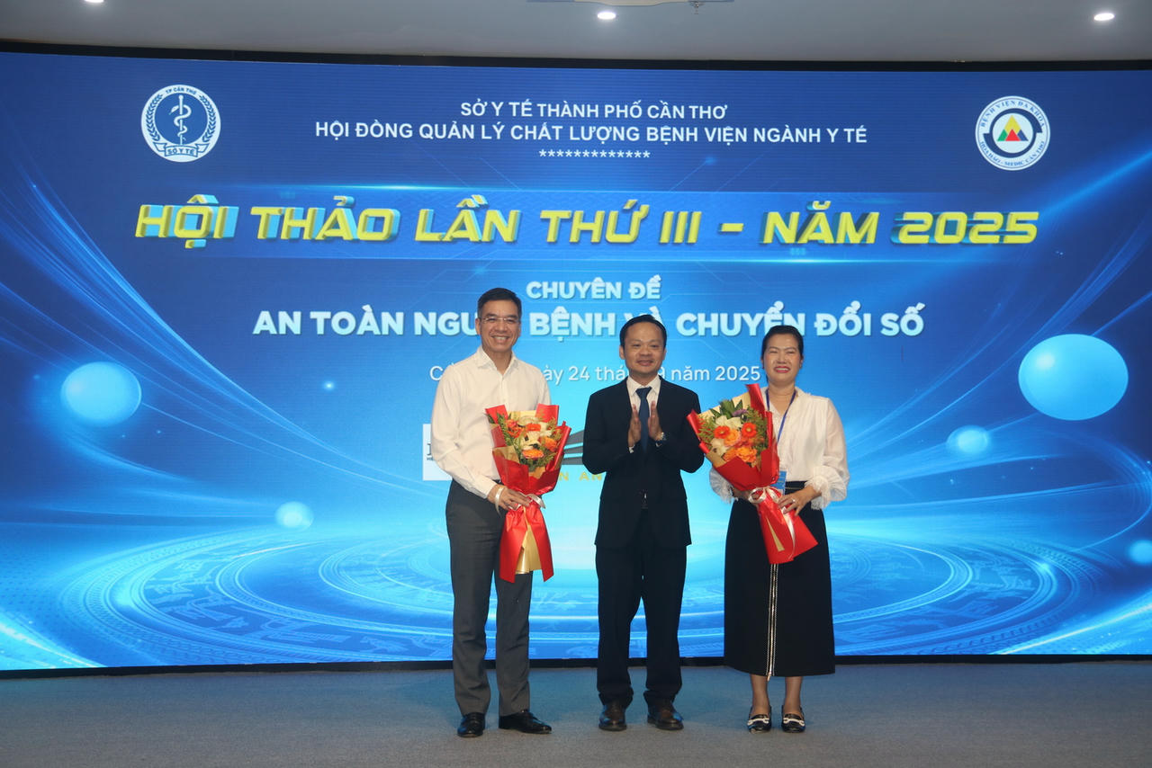 Lãnh đạo Sở Y tế tặng hoa cảm ơn lãnh đạo UBND TP Cần Thơ và lãnh đạo Cục Quản lý Khám chữa bệnh (Bộ Y tế)

