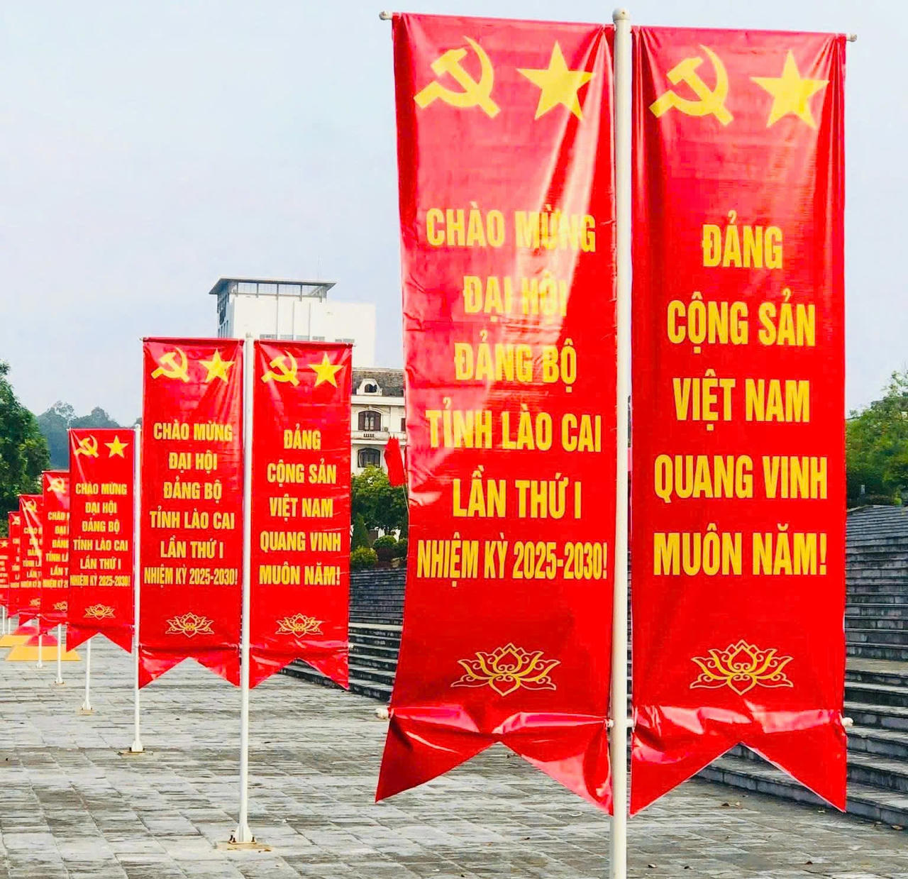 Trên các tuyến đường trục chính đều được trang trí cờ hoa, biểu ngữ, tạo không khí vui tươi, rộn ràng trong nhân dân hướng về đại hội.