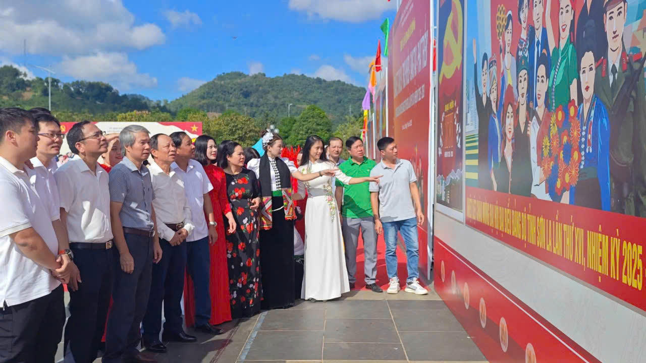 Cán bộ, người dân tham quan khu vực trưng bày Triển lãm chào mừng Đại hội Đảng bộ tỉnh lần thứ XVI.