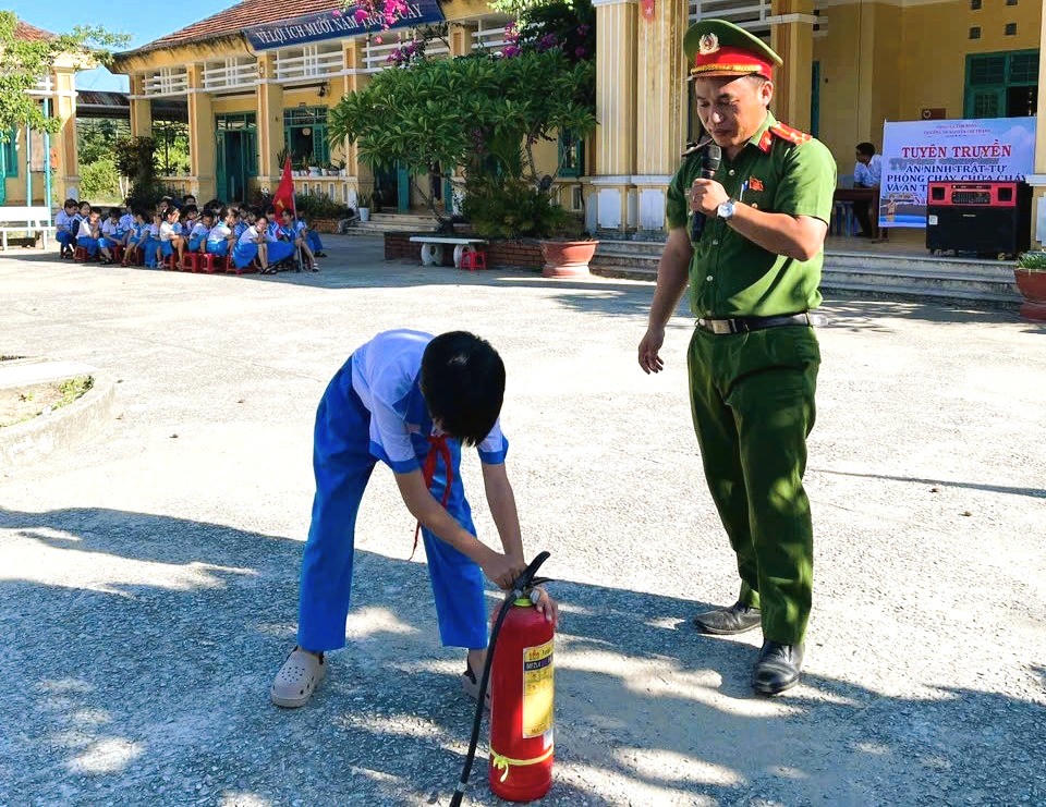   Công an xã Tam Xuân hướng dẫn kỹ năng PCCC cho các em học sinh.