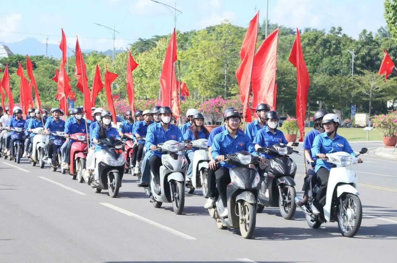 Các đội tuyên truyền lưu động đã tỏa đi khắp các tuyến phố, mang thông tin trực tiếp về Đại hội Đảng bộ tỉnh đến với người dân.