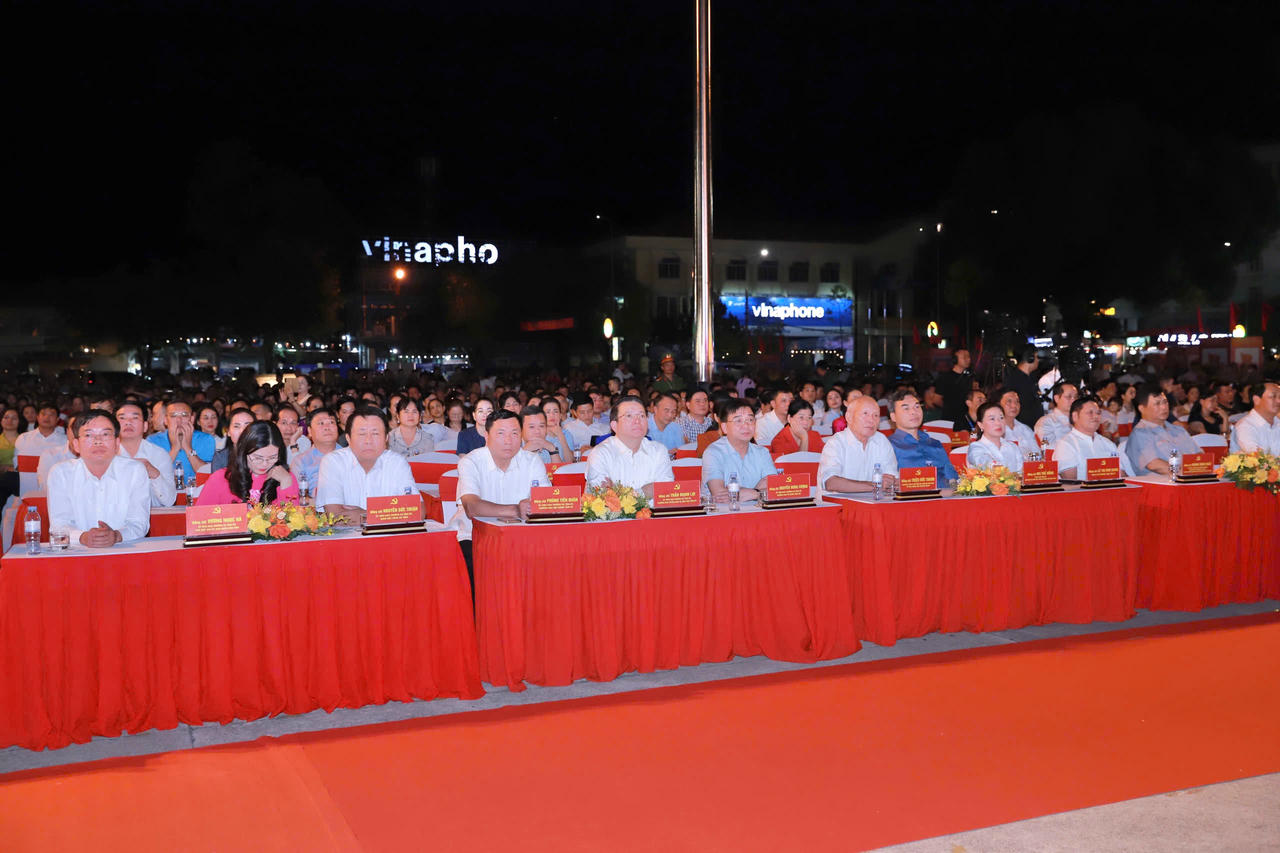 Các đại biểu tham dự chương trình. (Ảnh: Lê Hanh)