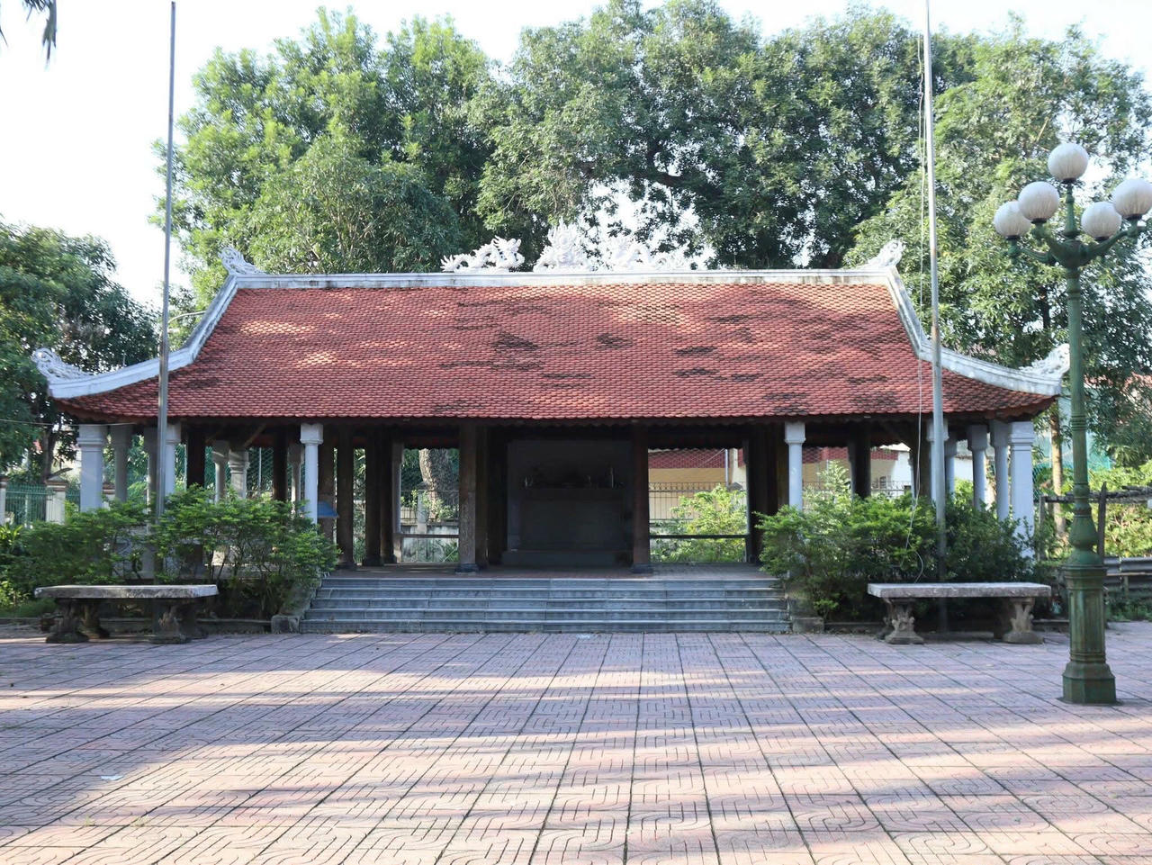 Đình Trung tại "làng đỏ" Yên Dũng.