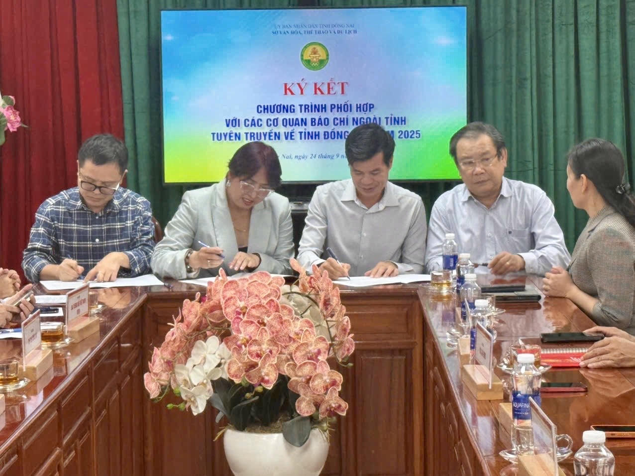 Bà Võ Thị Phương Thảo - Phó Trưởng phụ trách Văn phòng đại diện tại TP HCM (vùng Đông Nam bộ) ký kết hợp tác 