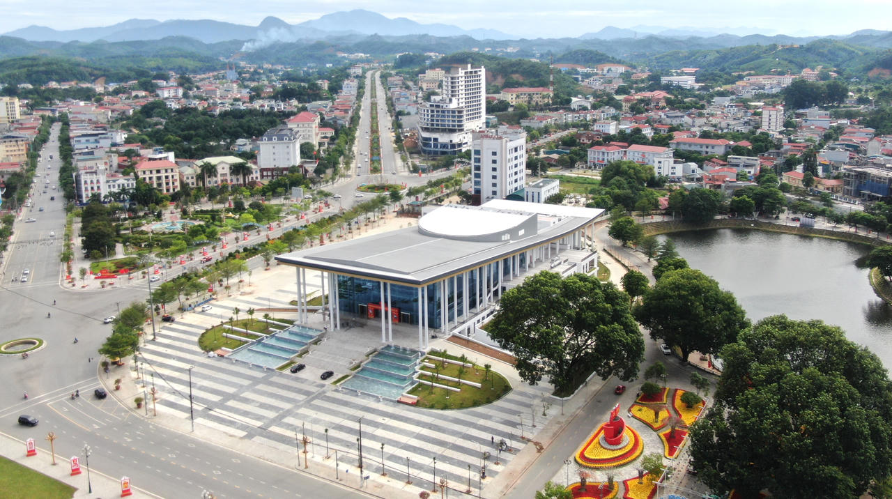   Công trình gồm 1 toà nhà làm trung tâm hội nghị cấp II gồm 4 tầng, có tổng diện tích sàn 11.620m2, diện tích sàn kỹ thuật cơ khí điều khiển giàn âm thanh ánh sáng 580m2.  