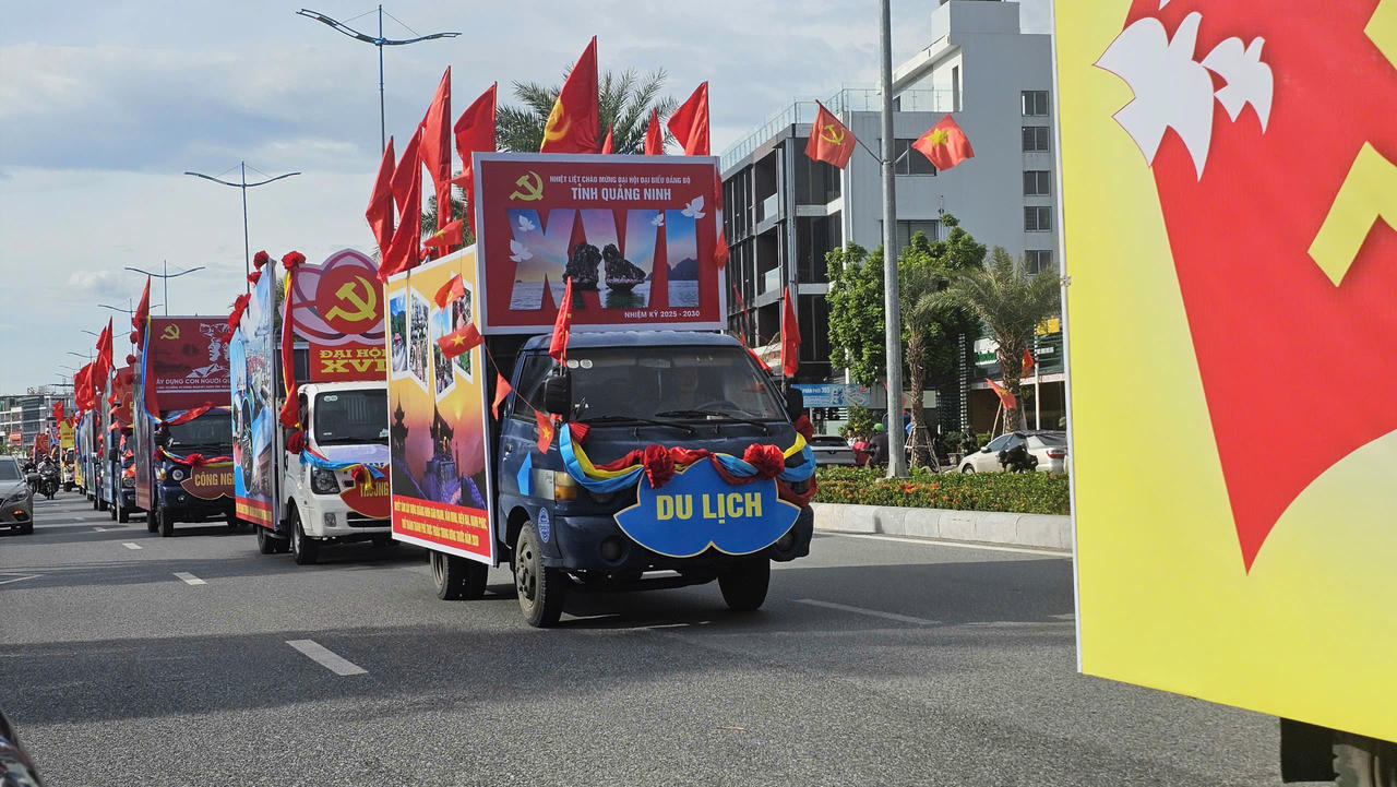 Đoàn xe diễu hành tuyên truyền chào mừng Đại hội Đảng bộ tỉnh Quảng Ninh lần thứ XVI