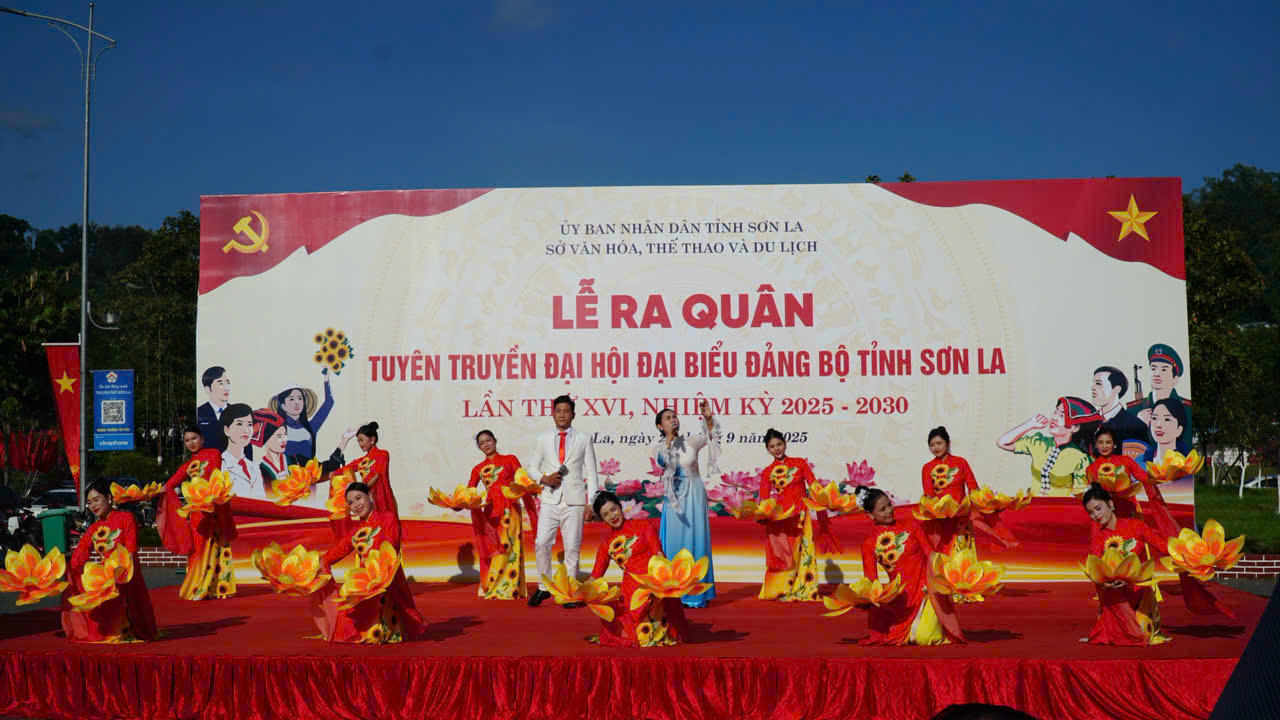                  Tiết mục văn nghệ tại Lễ ra quân tuyên truyền Đại hội đại biểu Đảng bộ tỉnh Sơn La lần thứ XVI. 