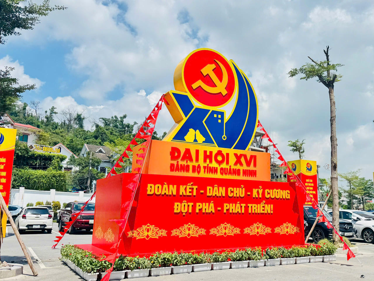 Không khí thi đua đã trở thành động lực mạnh mẽ thôi thúc cán bộ, đảng viên, công chức, viên chức, người lao động và các tầng lớp Nhân dân hăng hái lao động, sáng tạo, cống hiến.