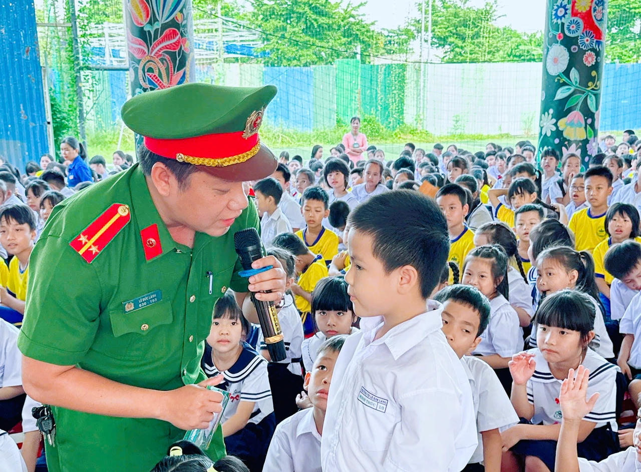   Các buổi tuyên truyền còn lồng ghép phần hỏi - đáp, trò chơi trắc nghiệm, giúp học sinh tiếp thu dễ hiểu và hứng thú hơn.   