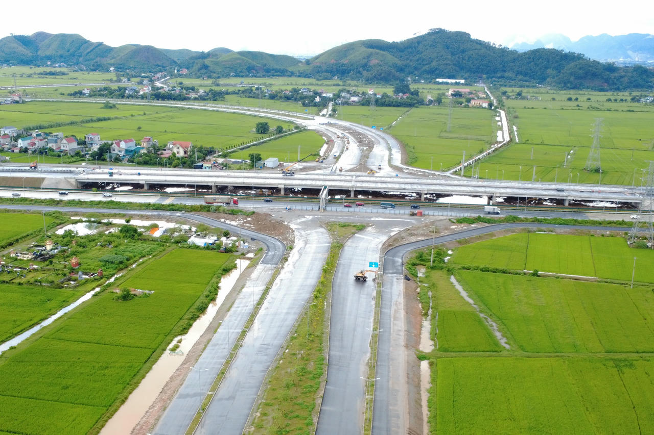 Hình ảnh cầu vượt Nút giao Liêm Sơn. (Ảnh: Trung Nghĩa)