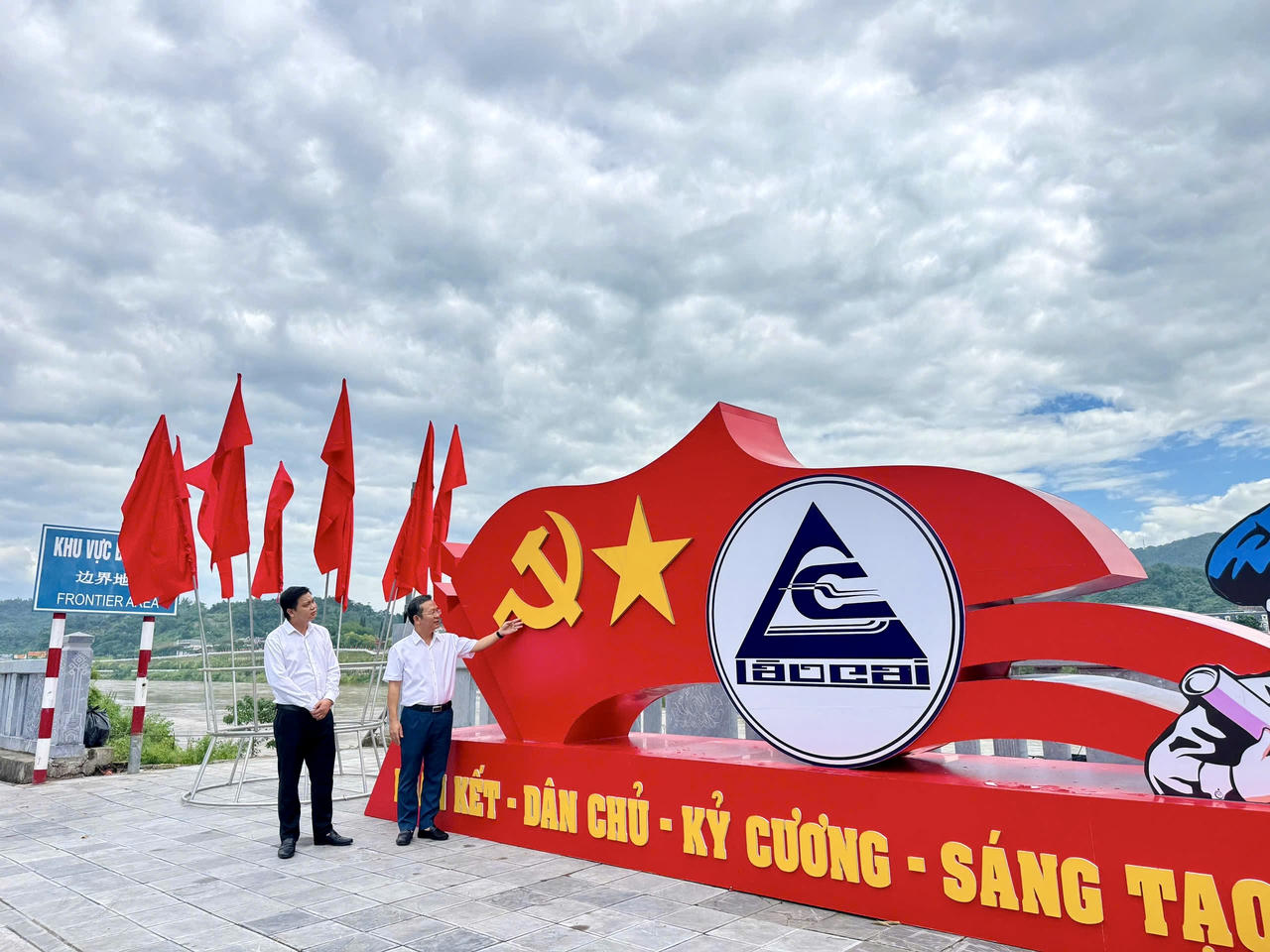   Ông Nguyễn Quốc Huy -  Bí
thư Đảng ủy phường Lào Cai cho biết, Đại hội Đảng bộ tỉnh không chỉ là sự kiện chính trị
quan trọng mà còn là ngày hội lớn của toàn dân, phản ánh niềm tin, khát vọng
vươn lên mạnh mẽ của tỉnh nhà. Hiện tại, công tác chuẩn bị cho Đại hội đã được
triển khai đồng bộ từ nội dung, trang trí, khánh tiết đến hậu cần, mọi thứ hiện
đã hoàn tất.     