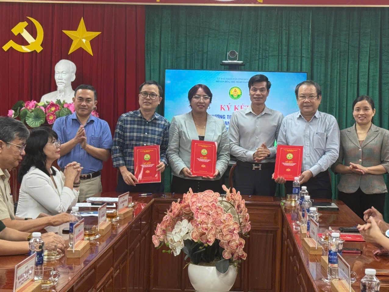 Các đại biểu chụp ảnh lưu niệm cùng ông Nông Hữu Thức - Phó Giám đốc Sở Văn hoá thề thao và du lịch tỉnh Đồng Nai (thứ ba từ phải sang).