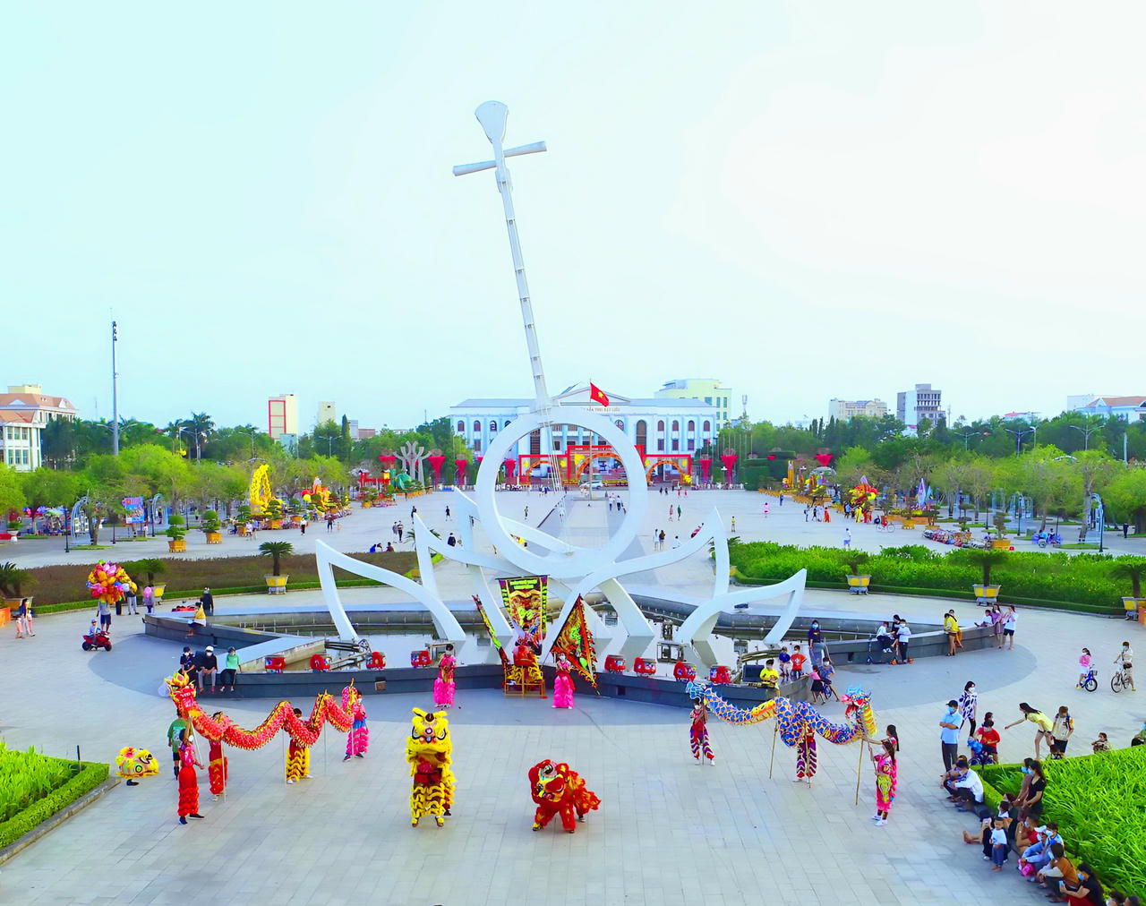 Quảng trường Hùng Vương (phường Bạc Liêu), diễn ra Ngày hội “Tinh hoa Văn hóa Ẩm thực Cà Mau” với khoảng 100 gian hàng ẩm thực, sản phẩm OCOP, không gian trình diễn và trải nghiệm ẩm thực đặc sắc.